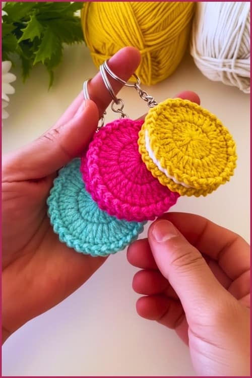 crochet biscuit amigurumi keychain - featured image