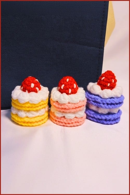 crochet mini cake amigurumi - featured image