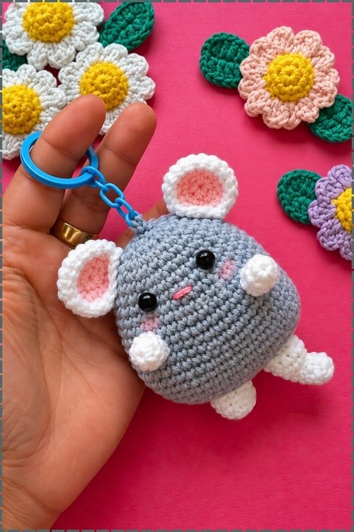 crochet mouse keychain - featured image